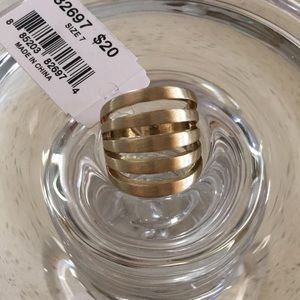 Viví beautiful ring  size 7